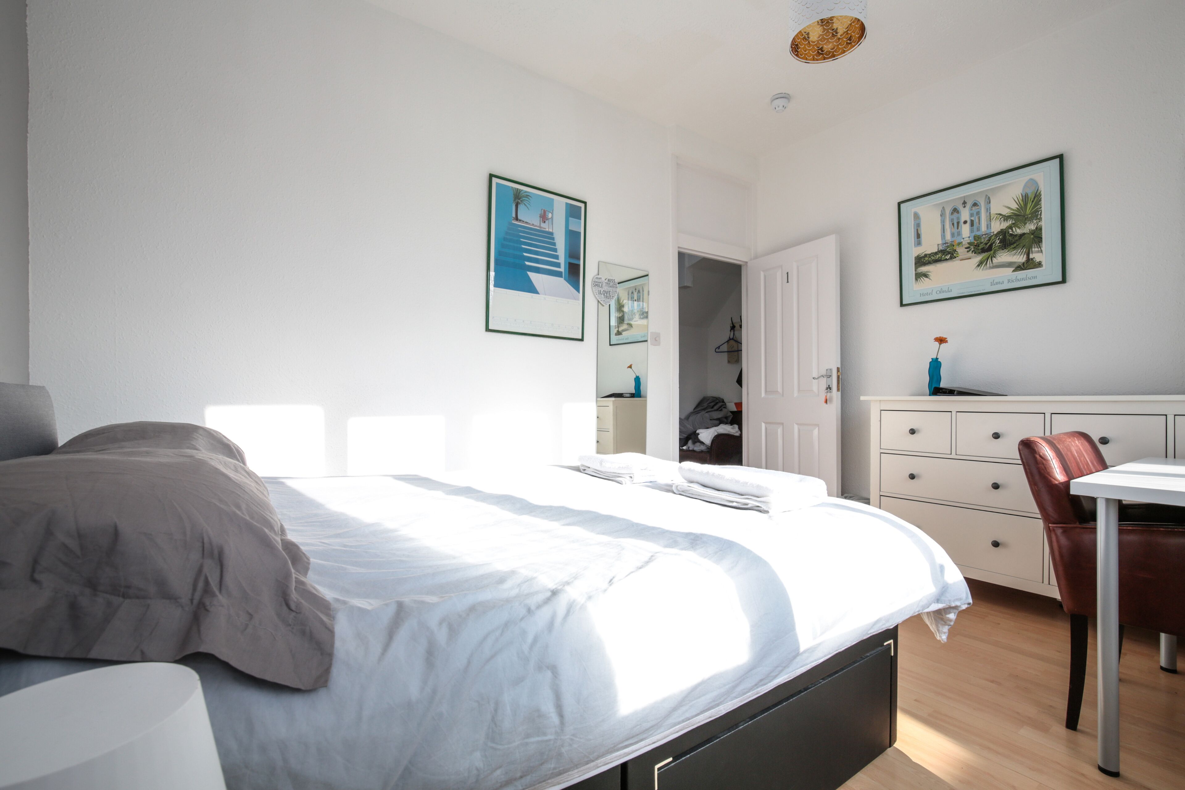 Spacious apartment sleeps 11 guests 15mins to central London