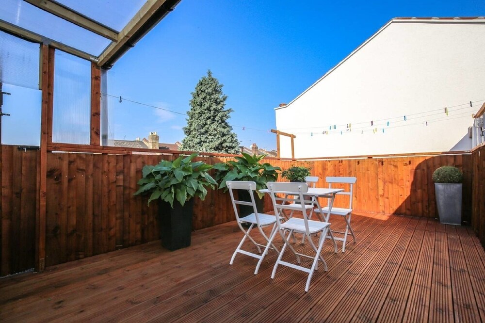 Spacious apartment sleeps 11 guests 15mins to central London