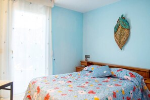 2 slaapkamers, een bureau, een strijkplank/strijkijzer, gratis wifi