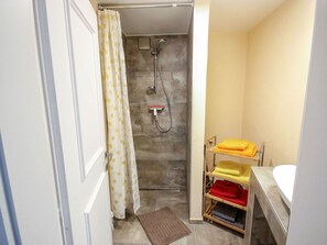 Bathroom - Lovely apartment for 4 guests with WIFI, TV and balcony (Pians)