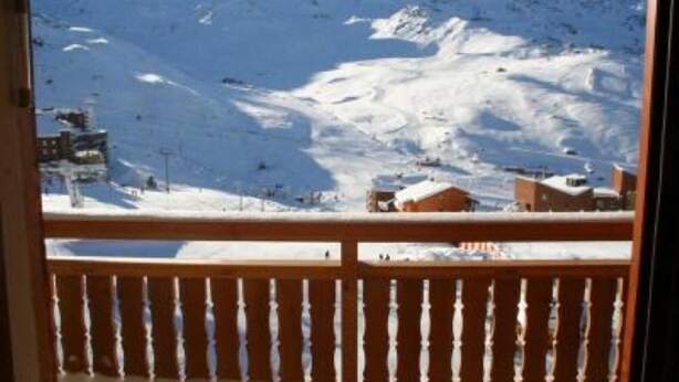 A snowy mountain landscape with a wooden balcony railing. - Apartment in central Val Thorens on the slopes - magnificent view! (Les Belleville)