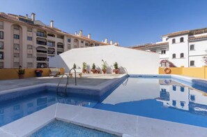 Outdoor pool - Wonderful apartment in the heart of Fuengirola with access to pool and wi-fi (Fuengirola)