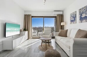 Smart TV, fireplace, books, stereo - Wonderful apartment in the heart of Fuengirola with access to pool and wi-fi (Fuengirola)