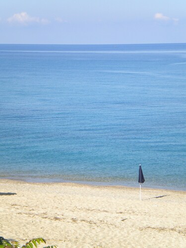 VILLA SEULEMENT À 5 MÈTRES DE LA PLAGE DE DIAMOND (CS) 