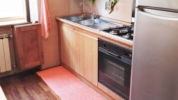 Fridge, oven, stovetop, coffee/tea maker