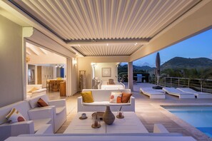 A heated pool - Spacious villa with heated pool! (Mont Vernon)