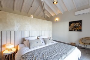 4 chambres, coffres-forts dans les chambres, bureau