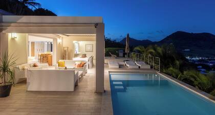 villa contemporánea con vistas al mar