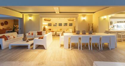 Spacious villa with heated pool!