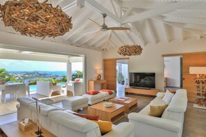 Téléviseur connecté, lecteur de DVD, livres, chaîne audio