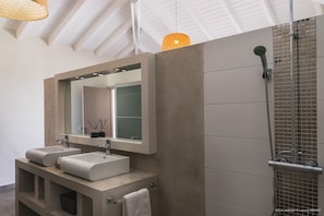 Douche, sèche-cheveux, serviettes fournies, savon