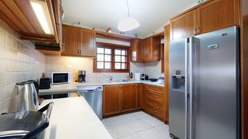 冷蔵庫、電子レンジ、オーブン、コンロ