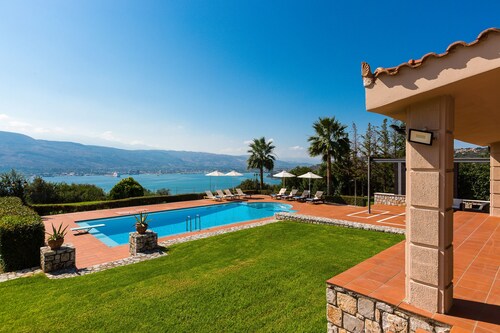 Hanging Over the Sea - Enormous Garden With Full Privacy & Spectacular Views!