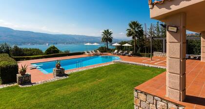 Hanging Over the Sea - Enormous Garden With Full Privacy & Spectacular Views!