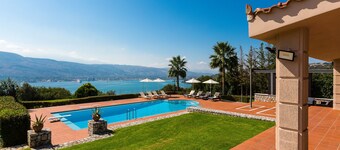 Hanging Over the Sea - Enormous Garden With Full Privacy & Spectacular Views!