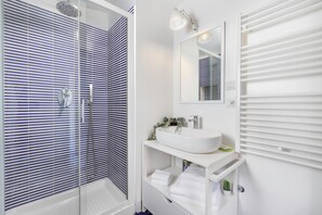 Shower, hair dryer, towels