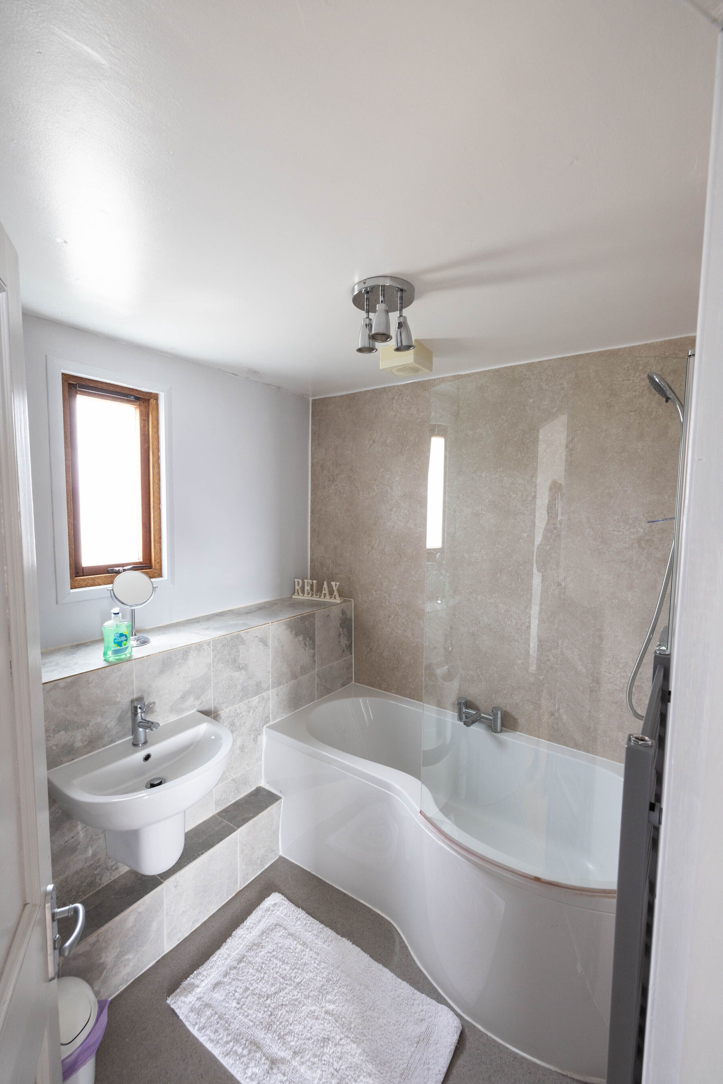Combined shower/bathtub, hair dryer, towels, soap
