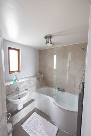 Combined shower/bathtub, hair dryer, towels, soap - Uninterrupted sea views across the Moray Firth home to dolphins (Rosemarkie)