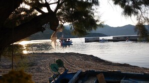 Perto da praia, espreguiçadeiras, toalhas de praia 