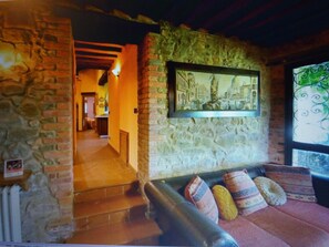 Smart-TV, peis, DVD-spiller og bøker