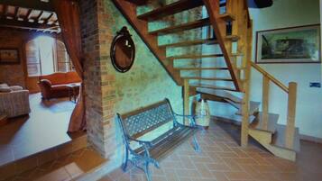 Smart TV, caminetto, lettore DVD, libri