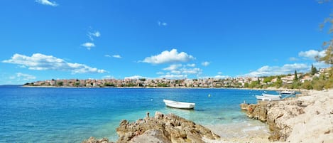 Una playa cerca
