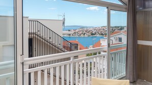 A balcony with a view of a coastal town and a body of water. - TIA 1 with one bedroom and sea view, in Okrug Gornji (Okrug Gornji)