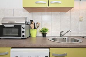 Réfrigérateur, micro-ondes, plaque de cuisson, lave-vaisselle