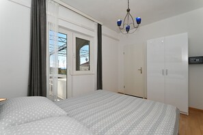 1 bedroom, iron/ironing board, free WiFi, bed sheets - TIA 1 with one bedroom and sea view, in Okrug Gornji (Okrug Gornji)