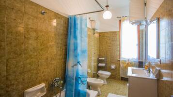 Duschwanne, Haartrockner, Bidet