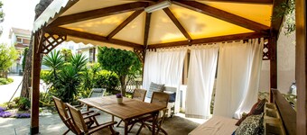 oase af afslapning ikke langt fra havet, parkering i gården.