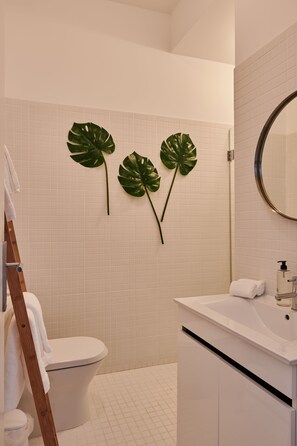 Dusche, Haartrockner, Bidet, Handtücher