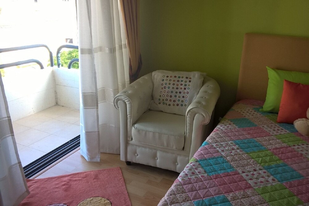Cozy room with balcony in Celas