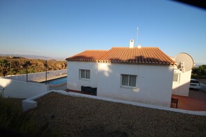 Exterior - El Pinar villa,pool, large terraces,sea views,wifi, UK TV,  sleeps 2 to 6 (Bédar)