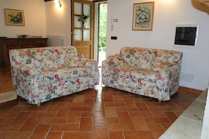 Smart TV, fireplace, DVD player, ping pong - Very private detached cottage with private solar-heated pool (Corfino)