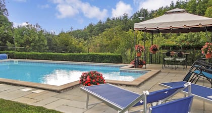 Cabaña independiente muy privada con piscina privada climatizada con energía solar.