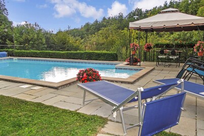 Very private detached cottage with private solar-heated pool
