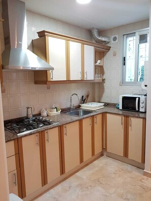 Refrigerador, placa de cocina, tetera/pava eléctrica, tostadora