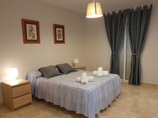 3 habitaciones, escritorio, tabla de planchar con plancha y wifi