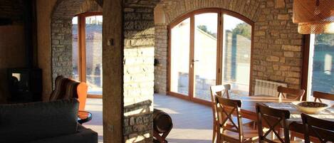 Televisión, chimenea