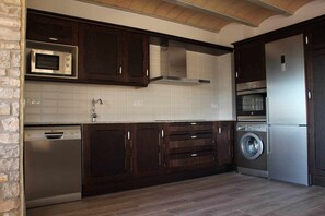 Frigorífico, microondas, horno y lavavajillas