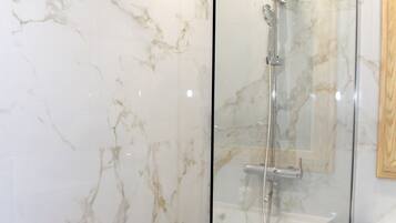 Ensemble douche/baignoire, sĂšche-cheveux, serviettes fournies, savon