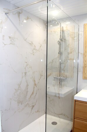 Ensemble douche/baignoire, sĂšche-cheveux, serviettes fournies, savon