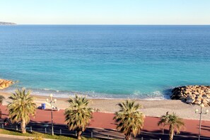 On the beach - Superb air-conditioned flat on the 7th floor facing the sea. (Nice)