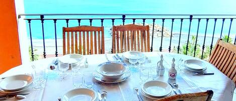 تناول الطعام بالخارج