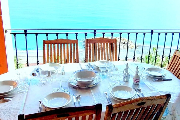 Repas face Ă la mer
Lunch face to sea