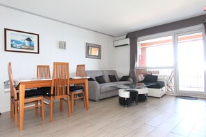 TV, DVD player, stereo, offices - Superb air-conditioned flat on the 7th floor facing the sea. (Nice)