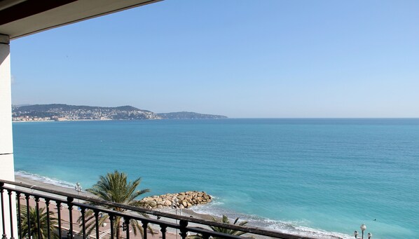Property grounds - Superb air-conditioned flat on the 7th floor facing the sea. (Nice)