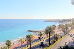 On the beach - Superb air-conditioned flat on the 7th floor facing the sea. (Nice)