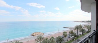 Superb air-conditioned flat on the 7th floor facing the sea.